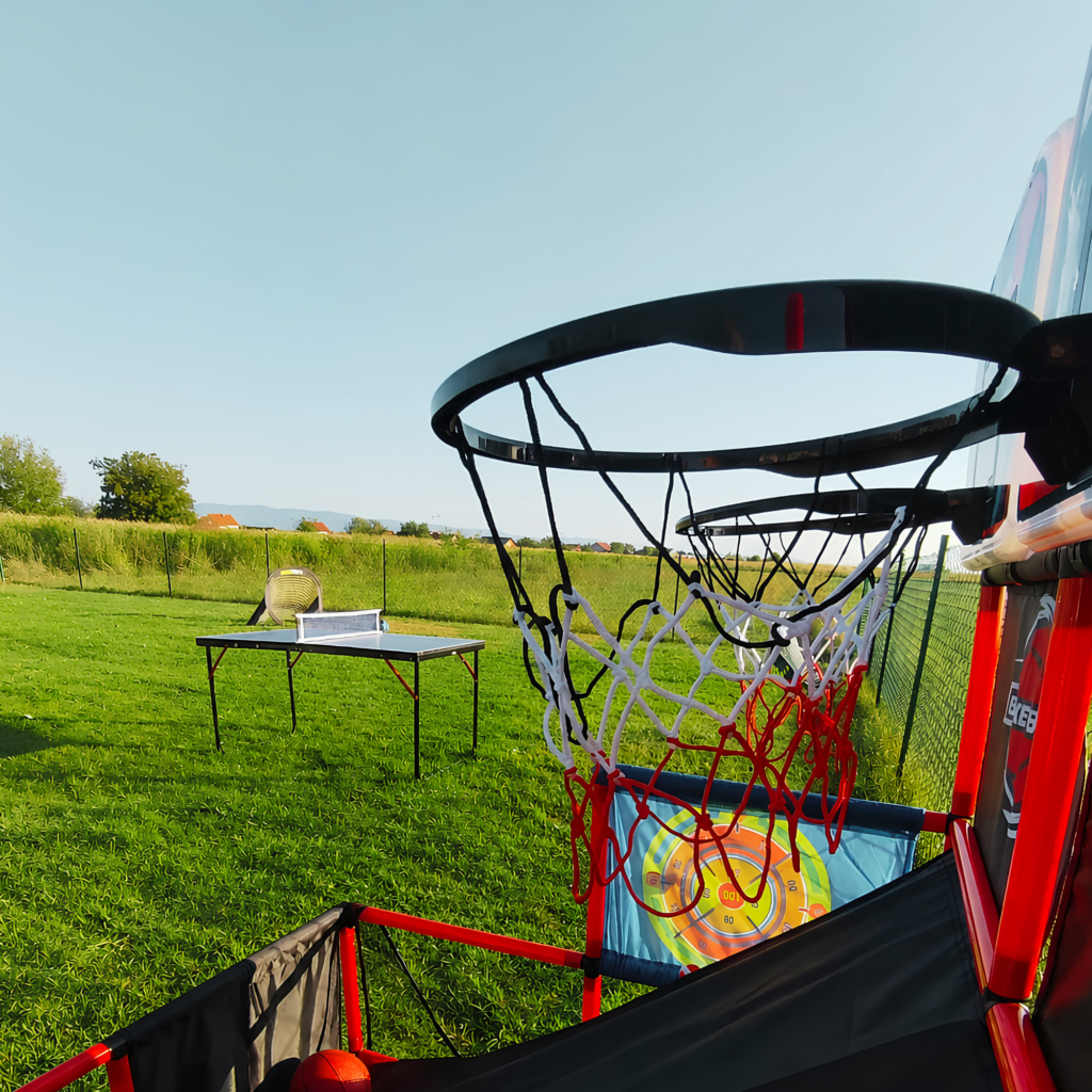 Košarkaški sadržaji na vanjskom igralištu Funly igraonice za dječje sportske aktivnosti