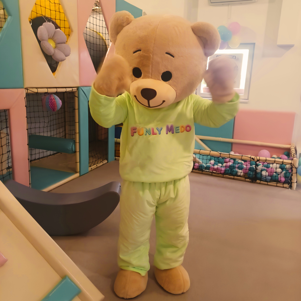 Funly Medo maskota u unutarnjem prostoru igraonice tijekom dječjeg rođendana u Velikoj Gorici